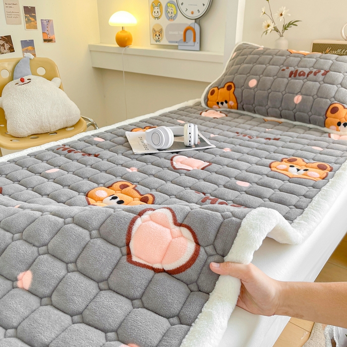 91家纺网 家纺一手货源 找家纺 梵朴 2025新款学生宿舍上下铺牛奶绒夹棉床垫床护垫床褥子 爱心熊熊