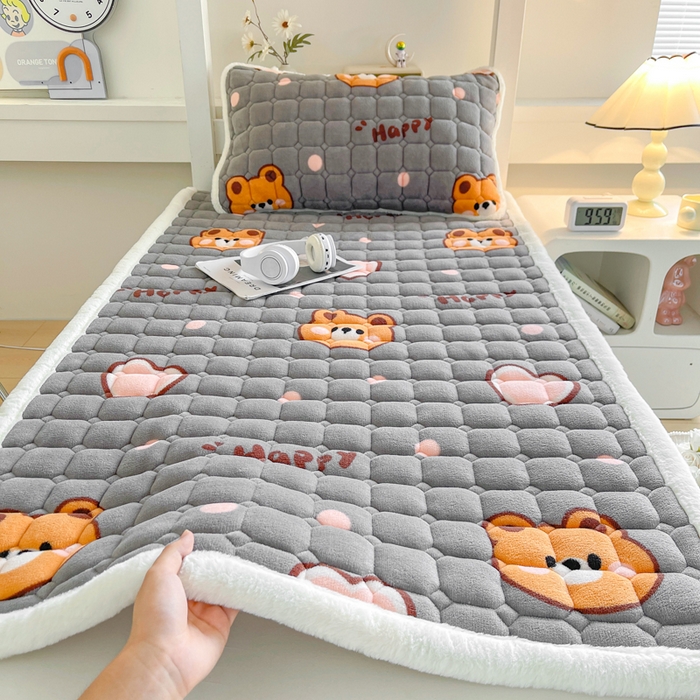 91家纺网 家纺一手货源 找家纺 梵朴 2025新款学生宿舍上下铺牛奶绒夹棉床垫床护垫床褥子 爱心熊熊