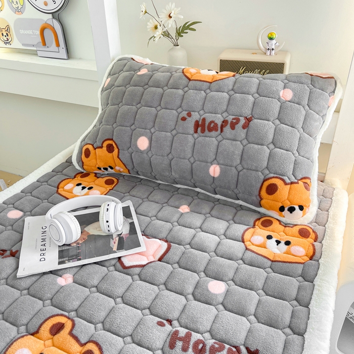 91家纺网 家纺一手货源 找家纺 梵朴 2025新款学生宿舍上下铺牛奶绒夹棉床垫床护垫床褥子 爱心熊熊