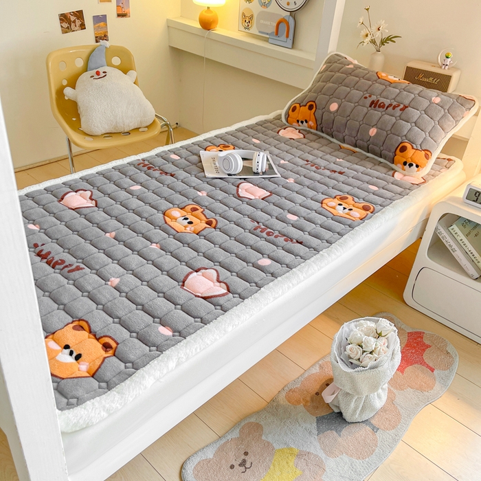 91家纺网 家纺一手货源 找家纺 梵朴 2025新款学生宿舍上下铺牛奶绒夹棉床垫床护垫床褥子 爱心熊熊