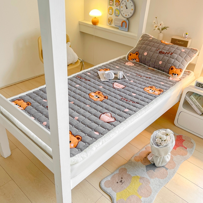 91家纺网 家纺一手货源 找家纺 梵朴 2025新款学生宿舍上下铺牛奶绒夹棉床垫床护垫床褥子 爱心熊熊