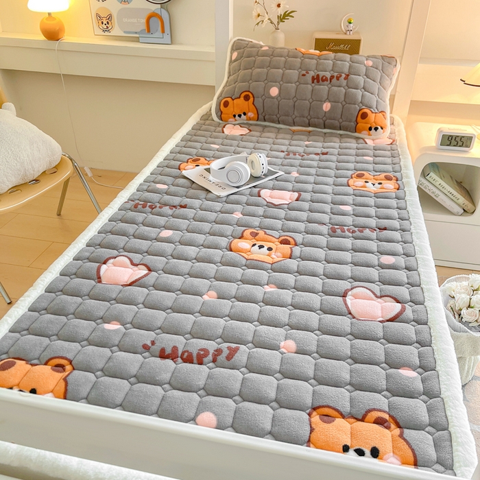 91家纺网 家纺一手货源 找家纺 梵朴 2025新款学生宿舍上下铺牛奶绒夹棉床垫床护垫床褥子 爱心熊熊