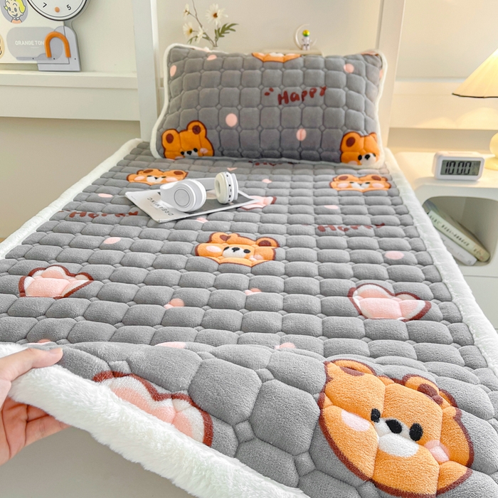 91家纺网 家纺一手货源 找家纺 梵朴 2025新款学生宿舍上下铺牛奶绒夹棉床垫床护垫床褥子 爱心熊熊