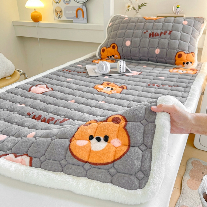 91家纺网 家纺一手货源 找家纺 梵朴 2025新款学生宿舍上下铺牛奶绒夹棉床垫床护垫床褥子 爱心熊熊