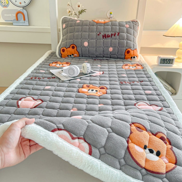 91家纺网 家纺一手货源 找家纺 梵朴 2025新款学生宿舍上下铺牛奶绒夹棉床垫床护垫床褥子 爱心熊熊