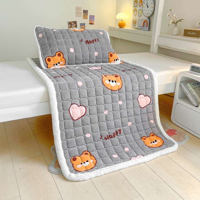 91家纺网 家纺一手货源 找家纺 梵朴 2025新款学生宿舍上下铺牛奶绒夹棉床垫床护垫床褥子 爱心熊熊