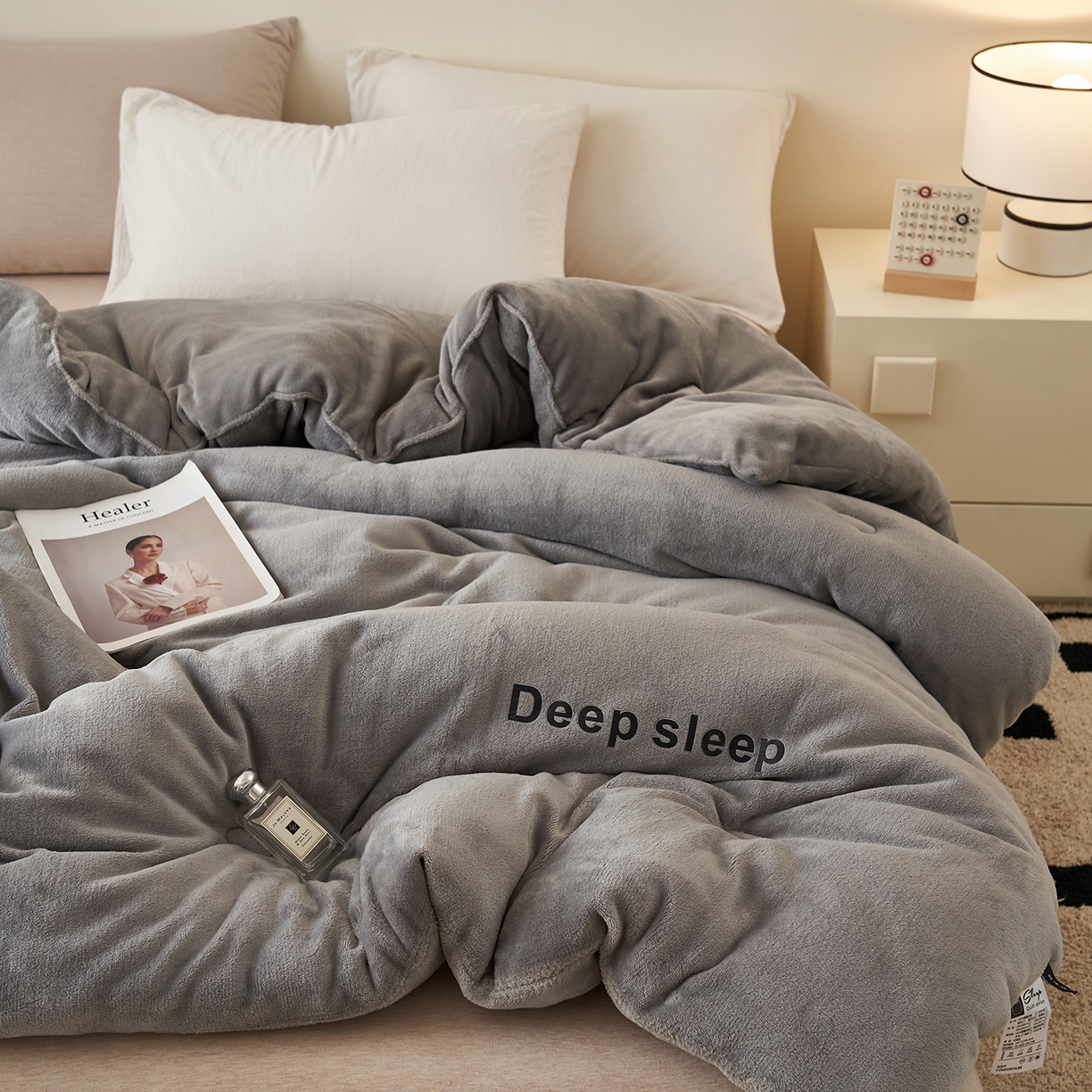 91家纺网 家纺一手货源 找家纺 闲鱼家纺 2025新款某朵同款深睡眠牛奶绒冬被被子被芯 浅灰