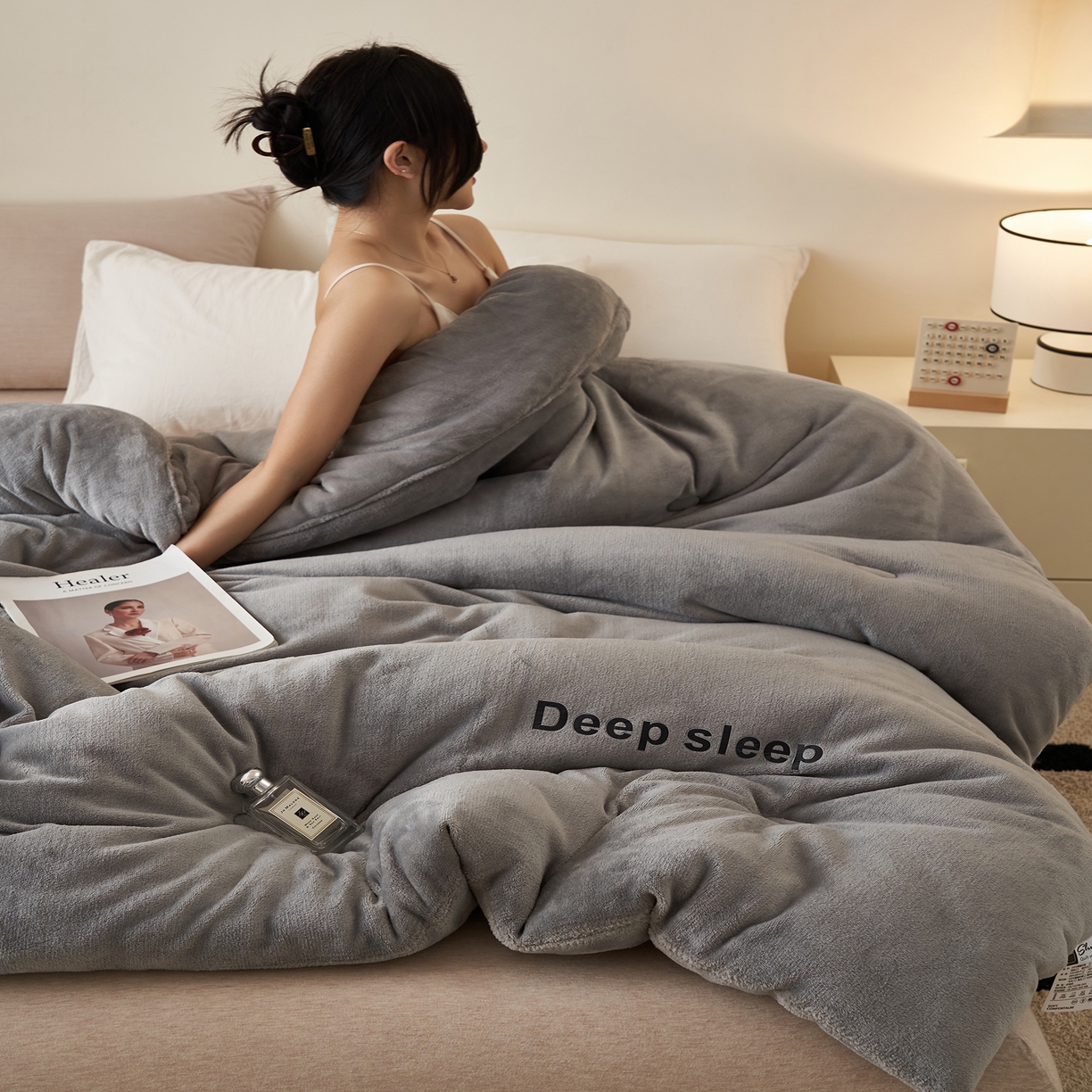 91家纺网 家纺一手货源 找家纺 闲鱼家纺 2025新款某朵同款深睡眠牛奶绒冬被被子被芯 浅灰