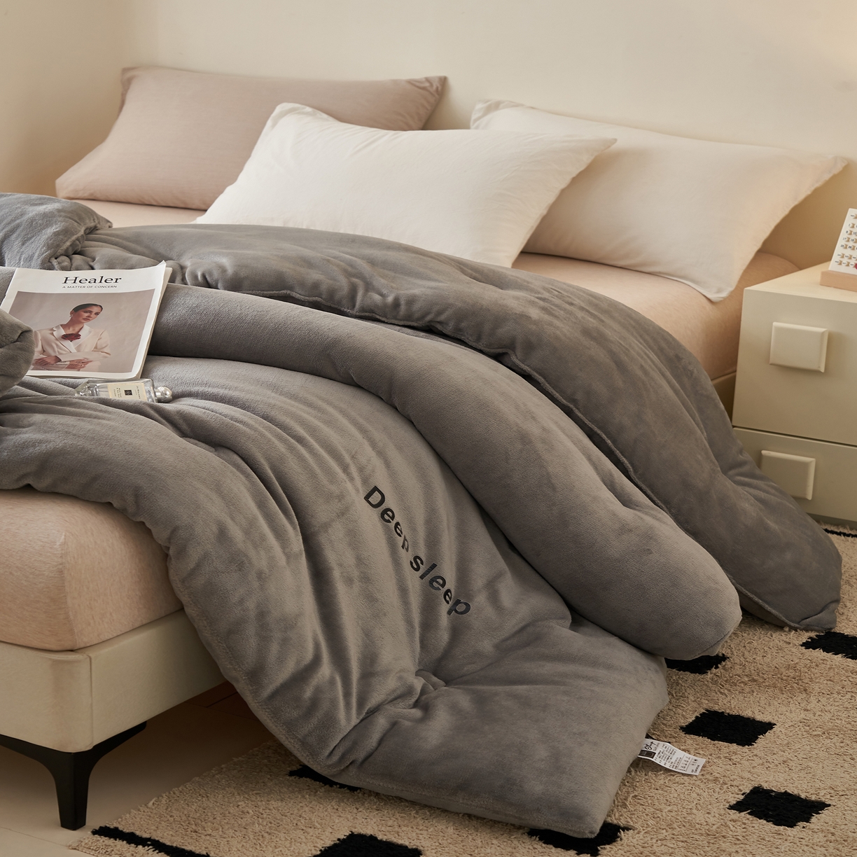 91家纺网 家纺一手货源 找家纺 闲鱼家纺 2025新款某朵同款深睡眠牛奶绒冬被被子被芯 浅灰