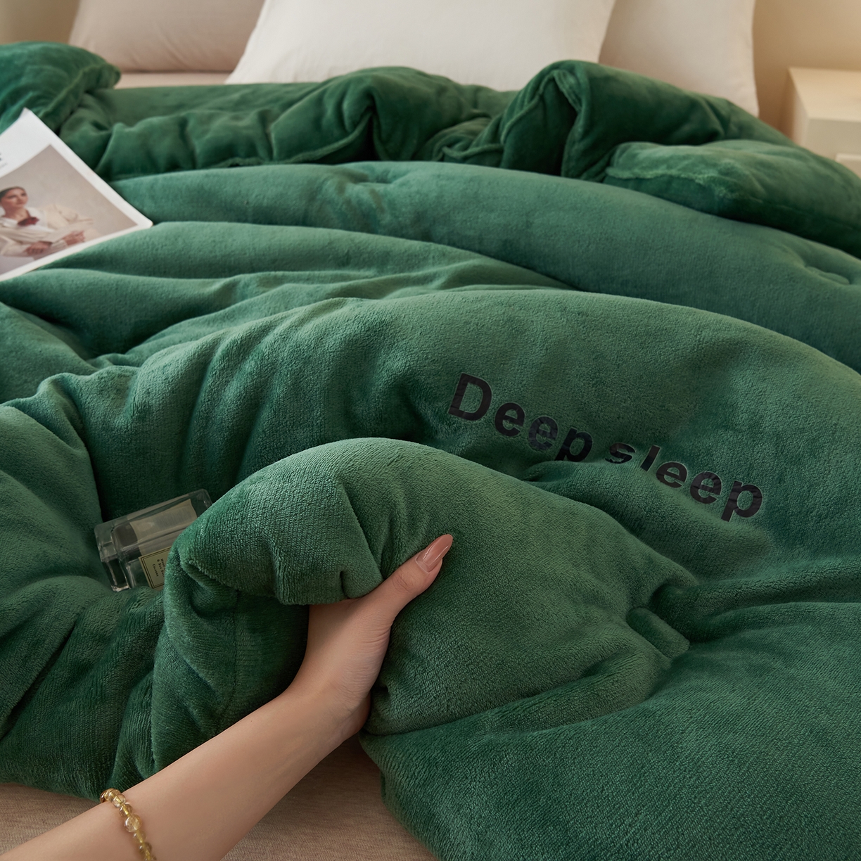91家纺网 家纺一手货源 找家纺 闲鱼家纺 2025新款某朵同款深睡眠牛奶绒冬被被子被芯 墨绿