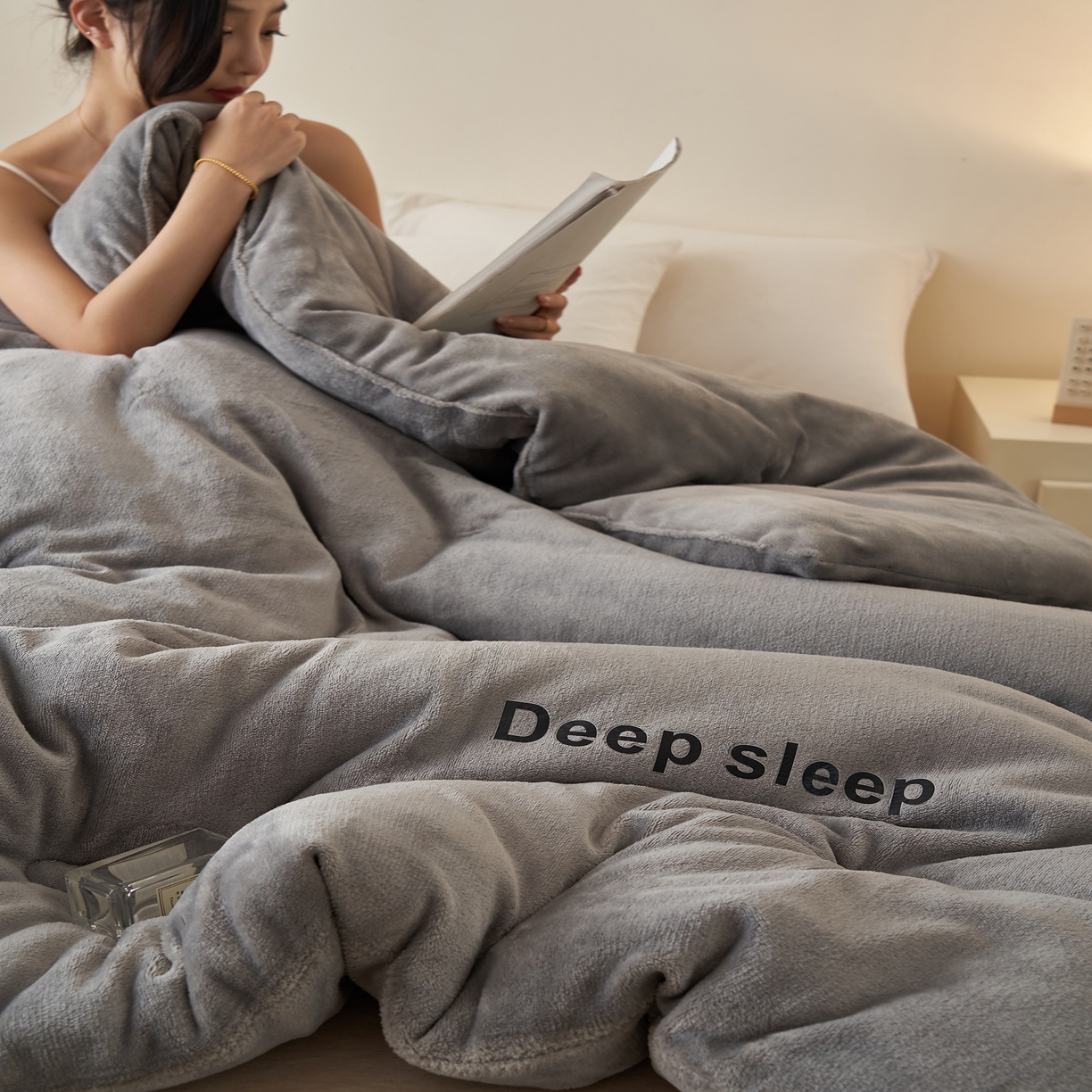 91家纺网 家纺一手货源 找家纺 闲鱼家纺 2025新款某朵同款深睡眠牛奶绒冬被被子被芯 浅灰