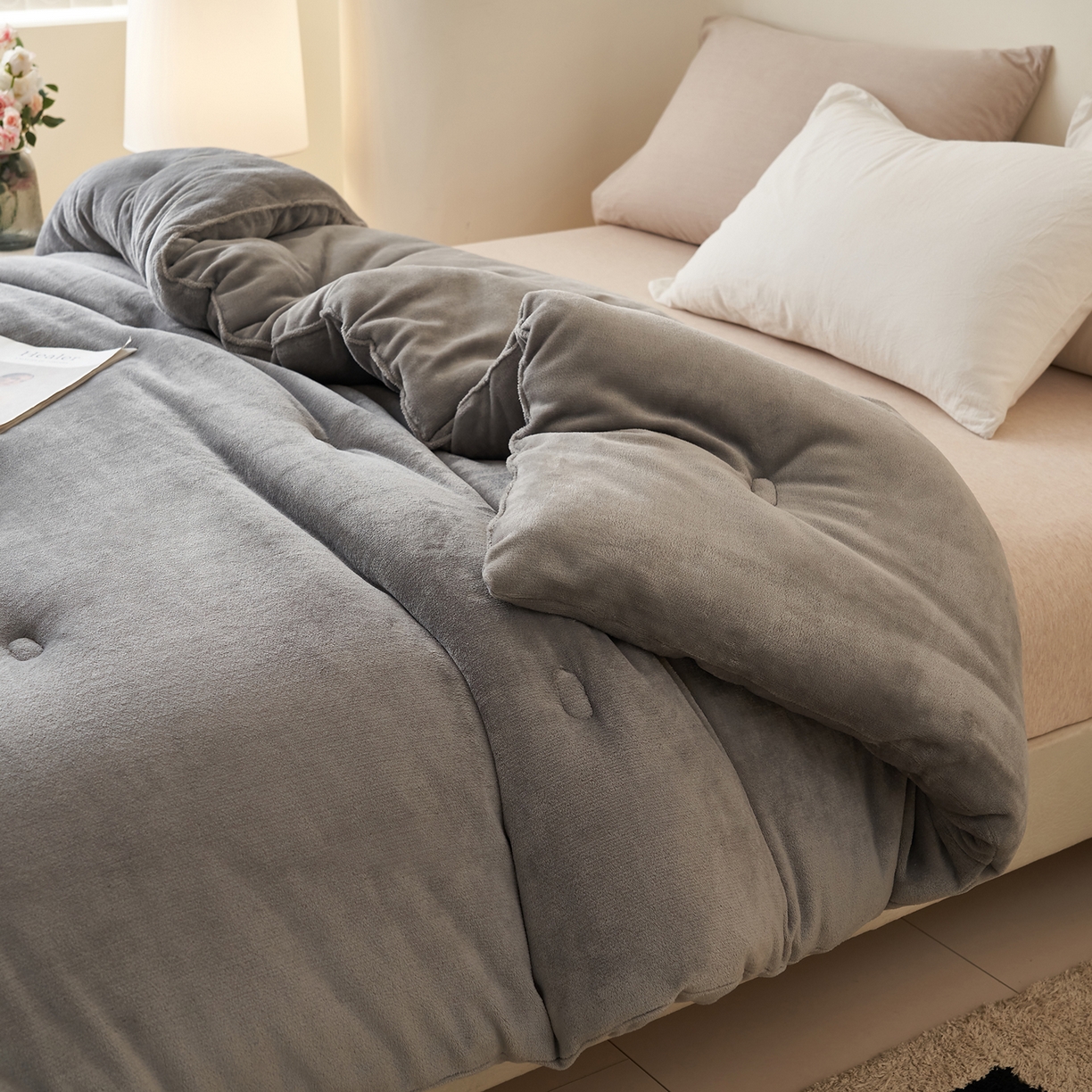91家纺网 家纺一手货源 找家纺 闲鱼家纺 2025新款某朵同款深睡眠牛奶绒冬被被子被芯 浅灰