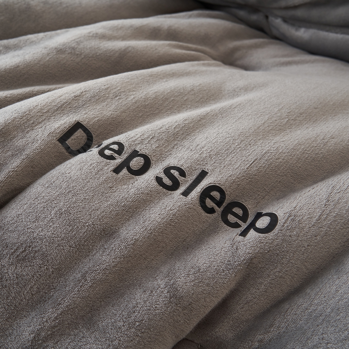 91家纺网 家纺一手货源 找家纺 闲鱼家纺 2025新款某朵同款深睡眠牛奶绒冬被被子被芯 浅灰