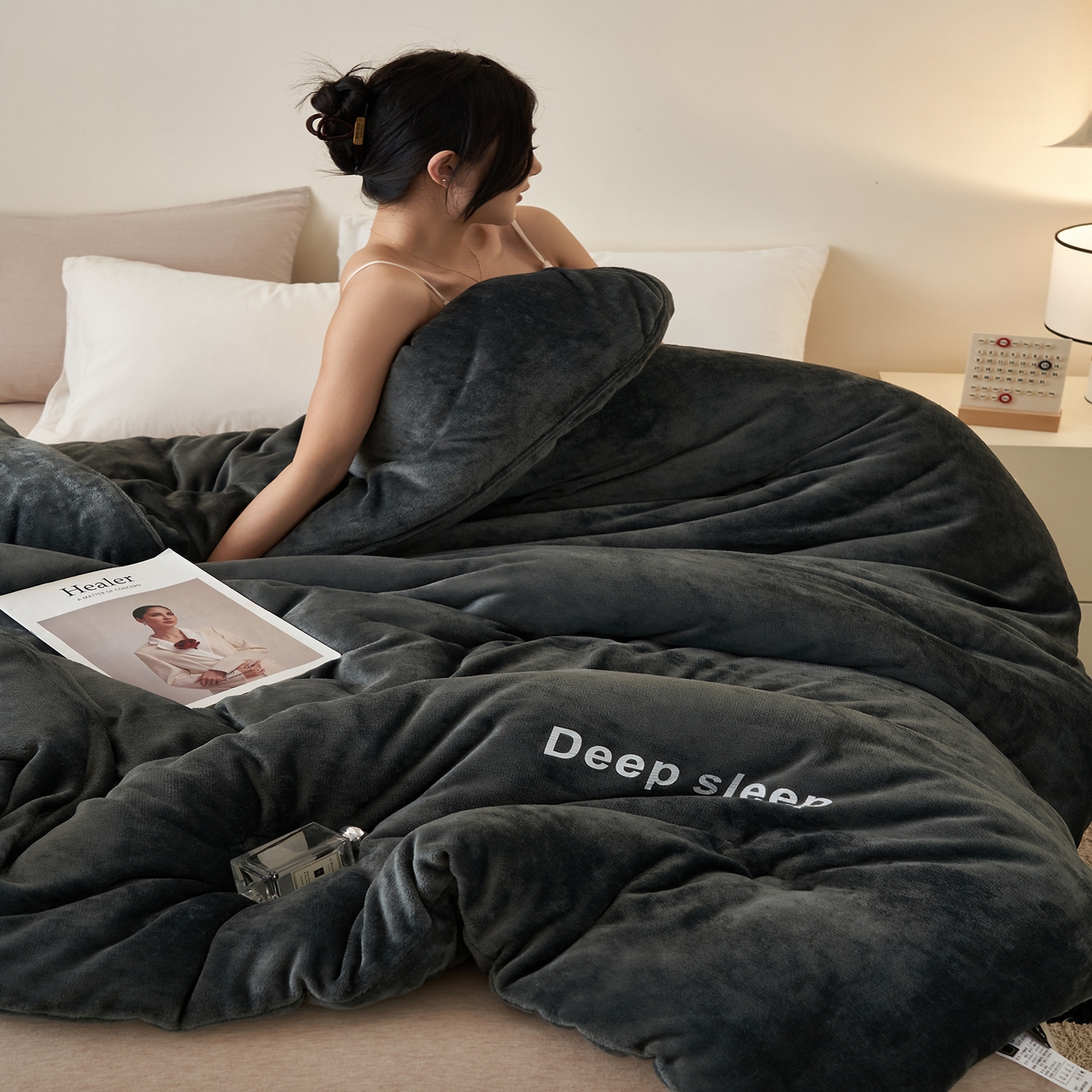 91家纺网 家纺一手货源 找家纺 闲鱼家纺 2025新款某朵同款深睡眠牛奶绒冬被被子被芯 深灰