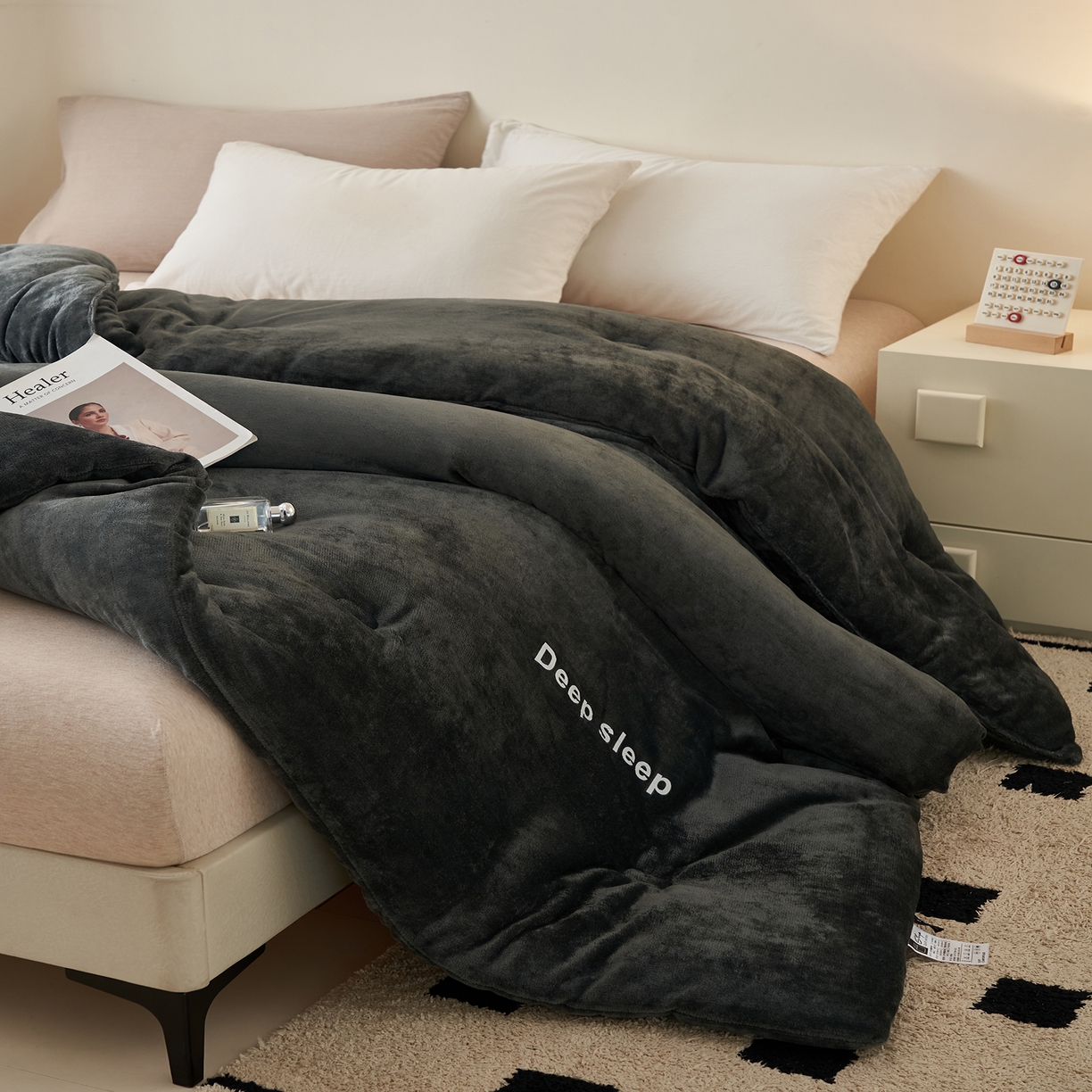 91家纺网 家纺一手货源 找家纺 闲鱼家纺 2025新款某朵同款深睡眠牛奶绒冬被被子被芯 深灰