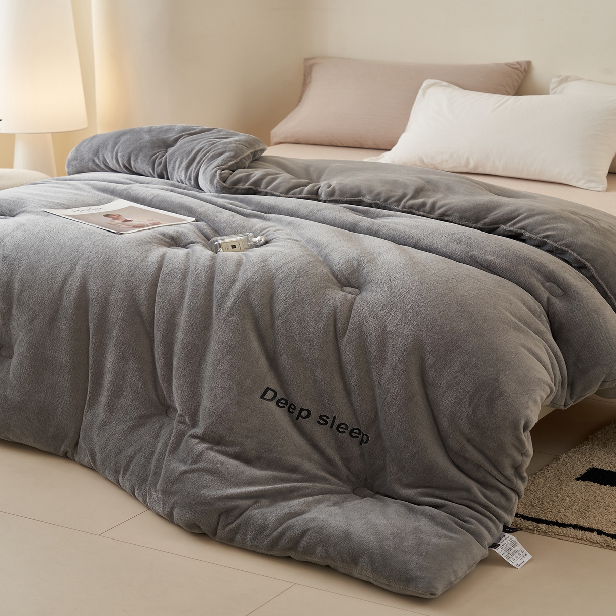 91家纺网 家纺一手货源 找家纺 闲鱼家纺 2025新款某朵同款深睡眠牛奶绒冬被被子被芯 浅灰