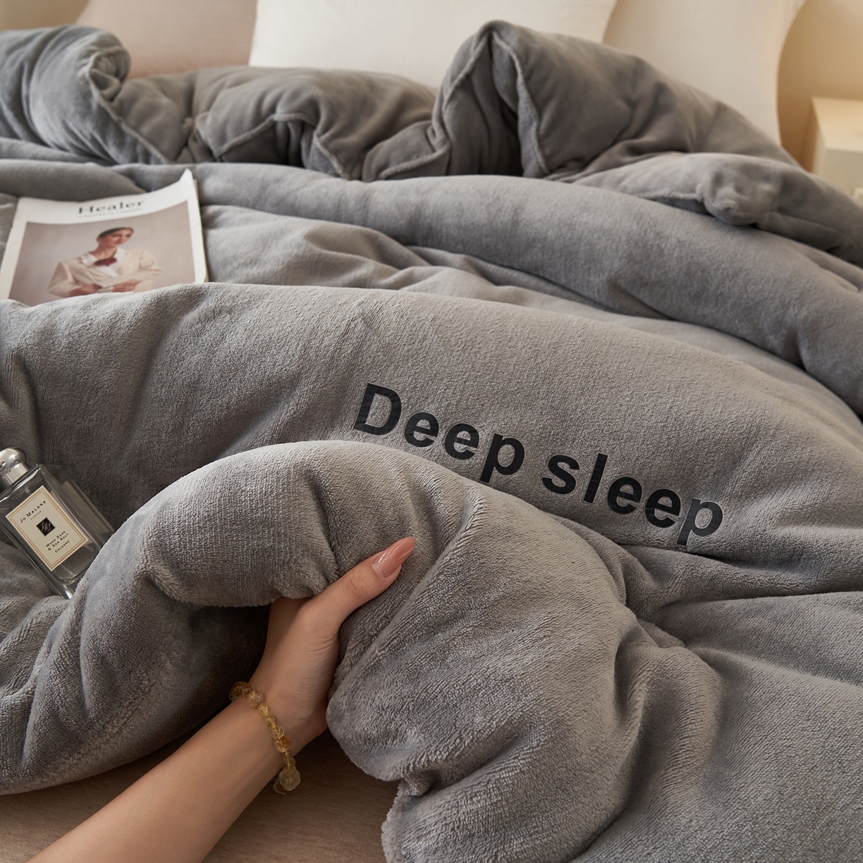 91家纺网 家纺一手货源 找家纺 闲鱼家纺 2025新款某朵同款深睡眠牛奶绒冬被被子被芯 浅灰