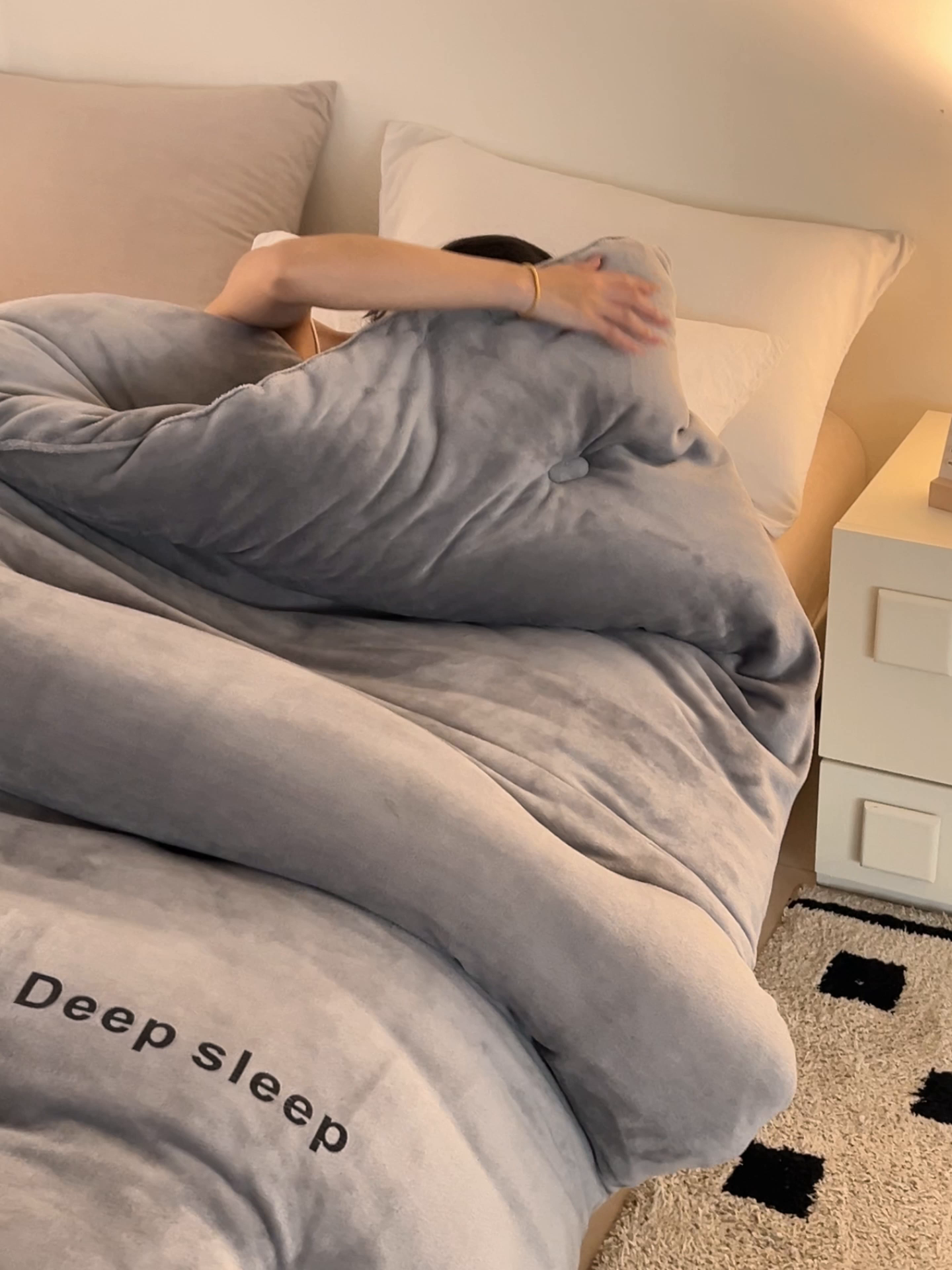 91家纺网 家纺一手货源 找家纺 闲鱼家纺 2025新款某朵同款深睡眠牛奶绒冬被被子被芯 浅灰