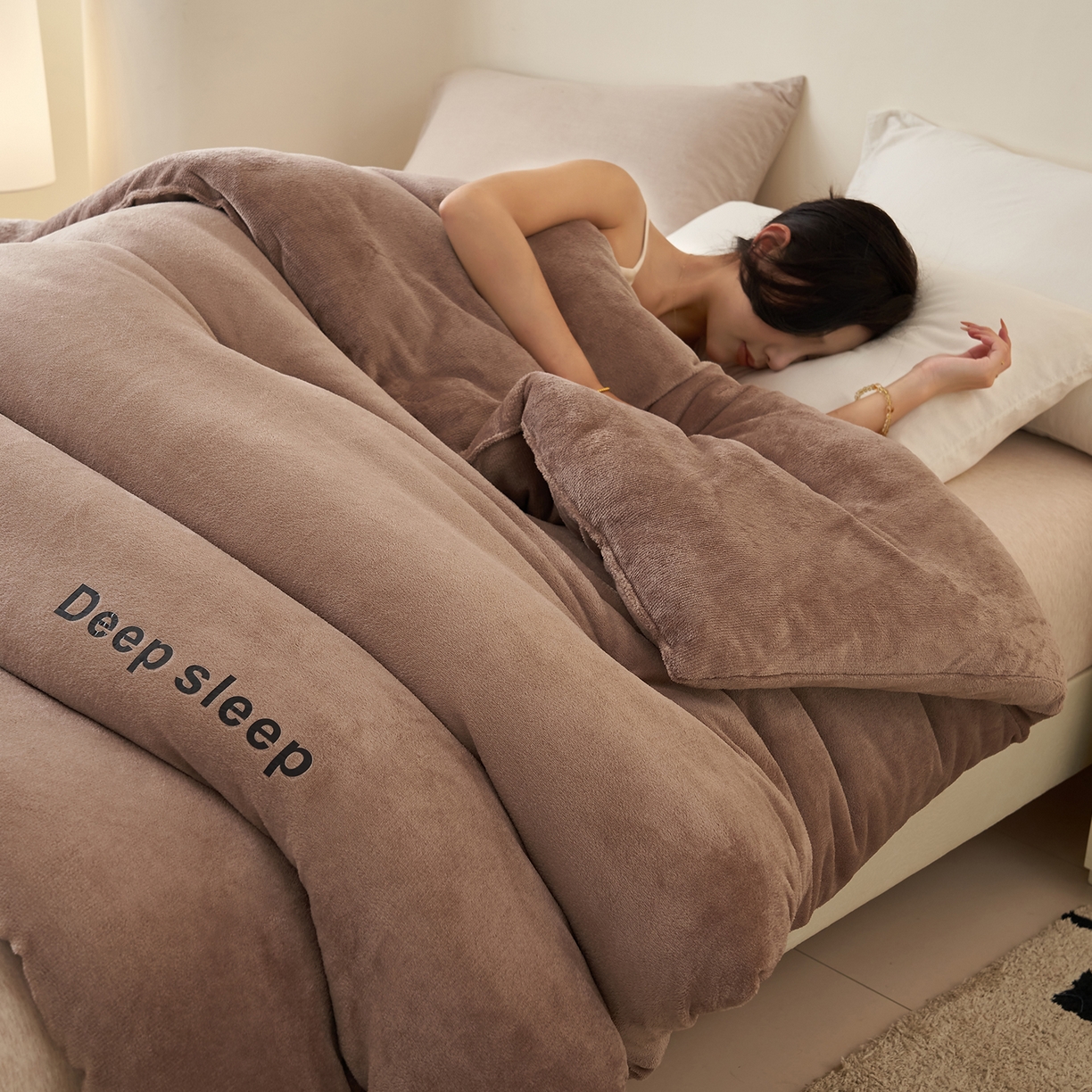 91家纺网 家纺一手货源 找家纺 闲鱼家纺 2025新款某朵同款深睡眠牛奶绒冬被被子被芯 卡其