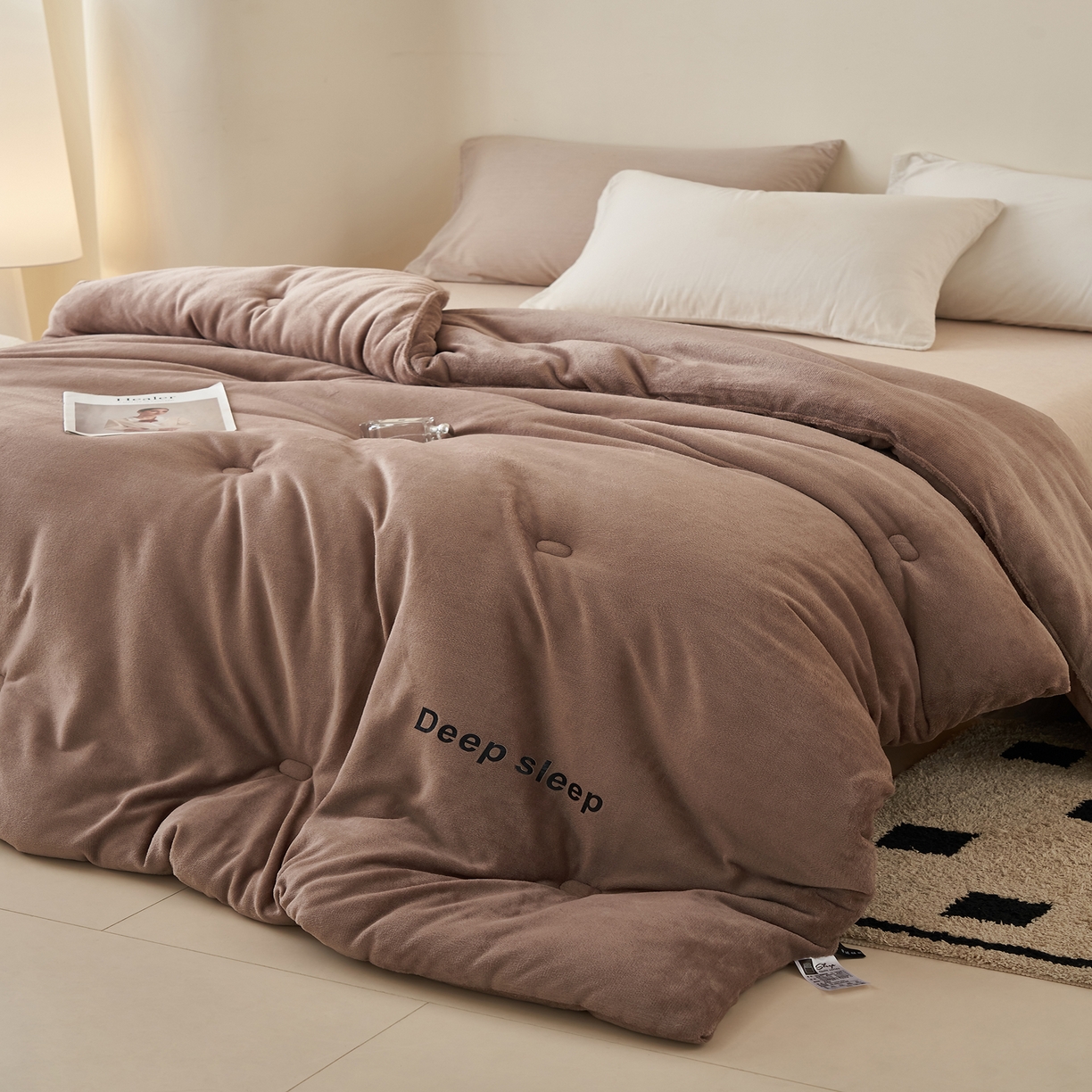 91家纺网 家纺一手货源 找家纺 闲鱼家纺 2025新款某朵同款深睡眠牛奶绒冬被被子被芯 卡其