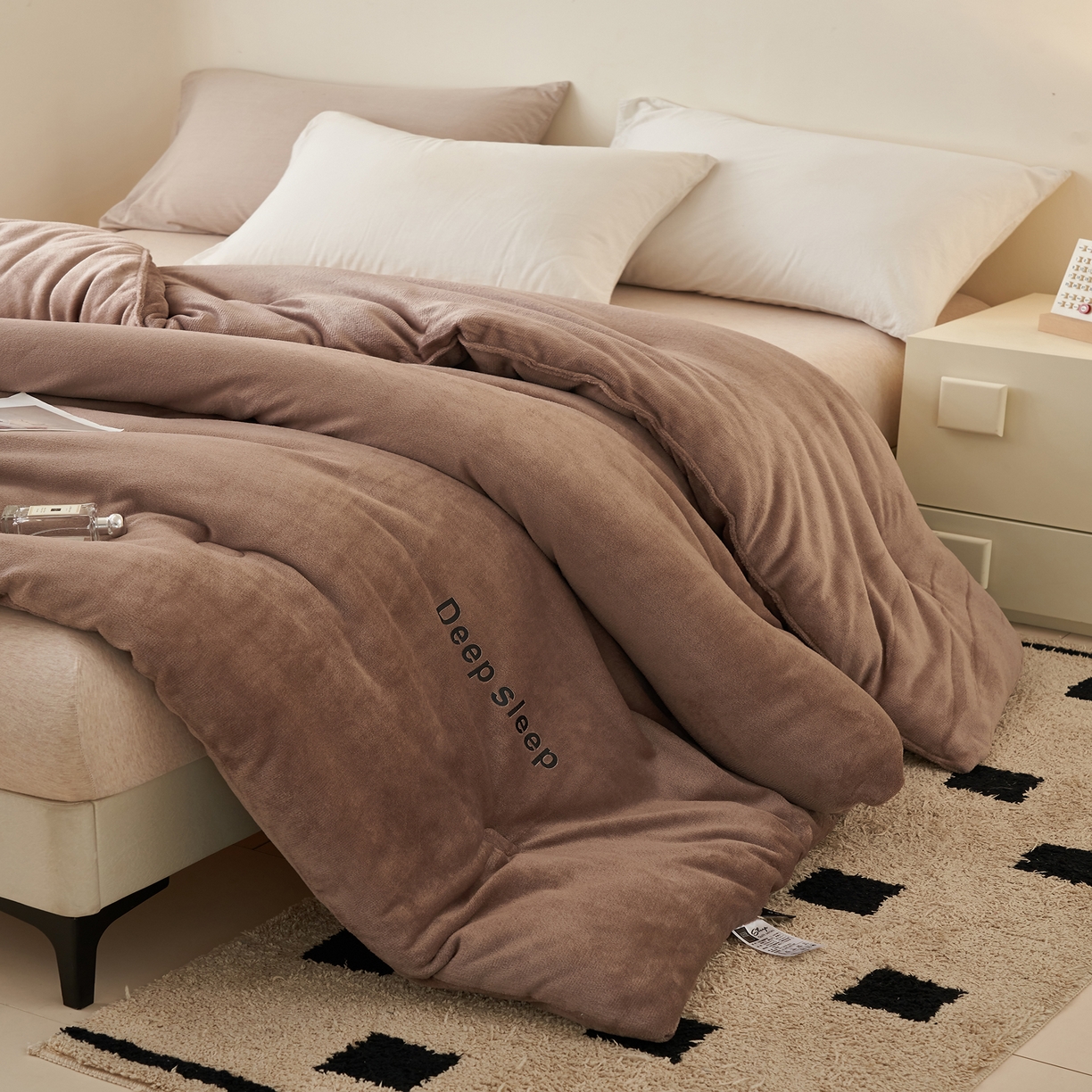 91家纺网 家纺一手货源 找家纺 闲鱼家纺 2025新款某朵同款深睡眠牛奶绒冬被被子被芯 卡其