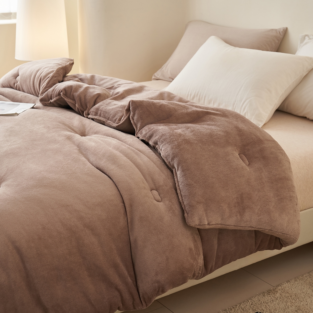 91家纺网 家纺一手货源 找家纺 闲鱼家纺 2025新款某朵同款深睡眠牛奶绒冬被被子被芯 卡其