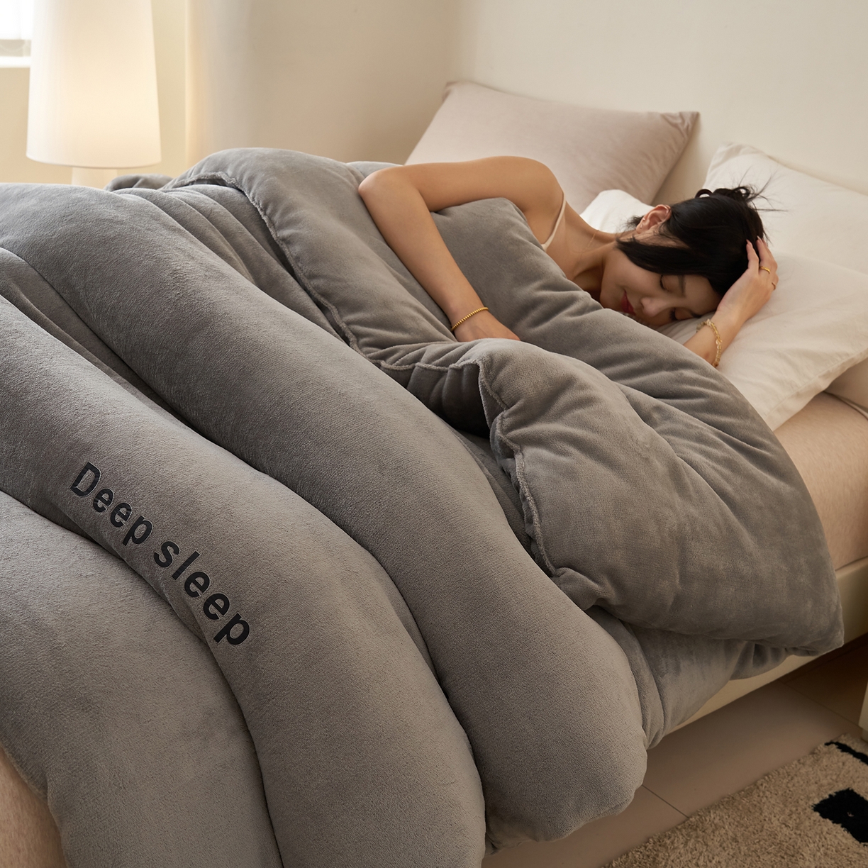 91家纺网 家纺一手货源 找家纺 闲鱼家纺 2025新款某朵同款深睡眠牛奶绒冬被被子被芯 浅灰