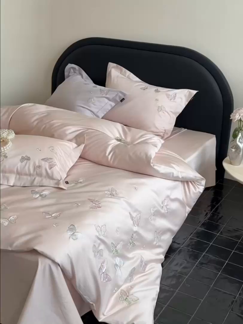 91家纺网 家纺一手货源 找家纺 鹿班家居2025年秋冬款100S长绒棉精密刺绣系列——温柔浅梦（标准会员-20元） 粉色