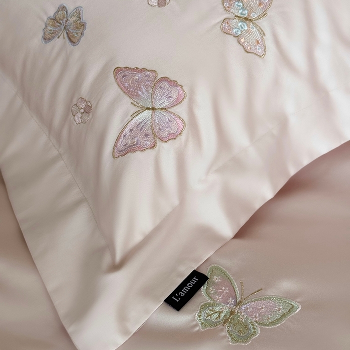 91家纺网 家纺一手货源 找家纺 鹿班家居2025年秋冬款100S长绒棉精密刺绣系列——温柔浅梦（标准会员-20元） 粉色