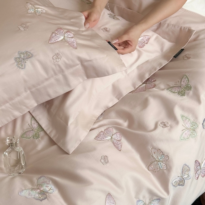 91家纺网 家纺一手货源 找家纺 鹿班家居2025年秋冬款100S长绒棉精密刺绣系列——温柔浅梦（标准会员-20元） 粉色