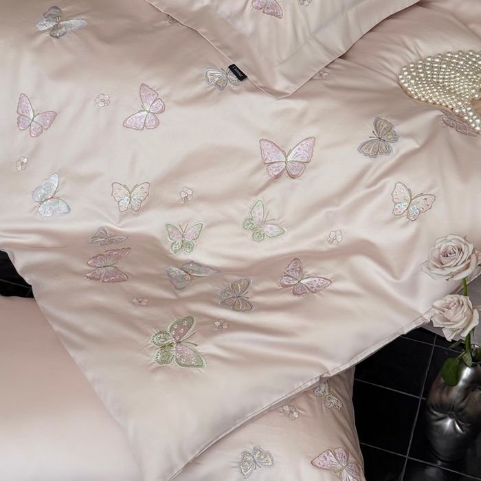 91家纺网 家纺一手货源 找家纺 鹿班家居2025年秋冬款100S长绒棉精密刺绣系列——温柔浅梦（标准会员-20元） 粉色