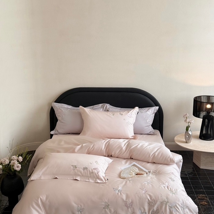 91家纺网 家纺一手货源 找家纺 鹿班家居2025年秋冬款100S长绒棉精密刺绣系列——温柔浅梦（标准会员-20元） 粉色