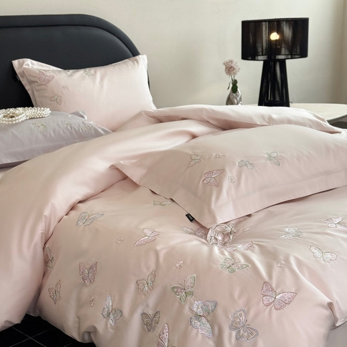 91家纺网 家纺一手货源 找家纺 鹿班家居2025年秋冬款100S长绒棉精密刺绣系列——温柔浅梦（标准会员-20元） 粉色