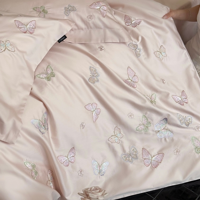 91家纺网 家纺一手货源 找家纺 鹿班家居2025年秋冬款100S长绒棉精密刺绣系列——温柔浅梦（标准会员-20元） 粉色