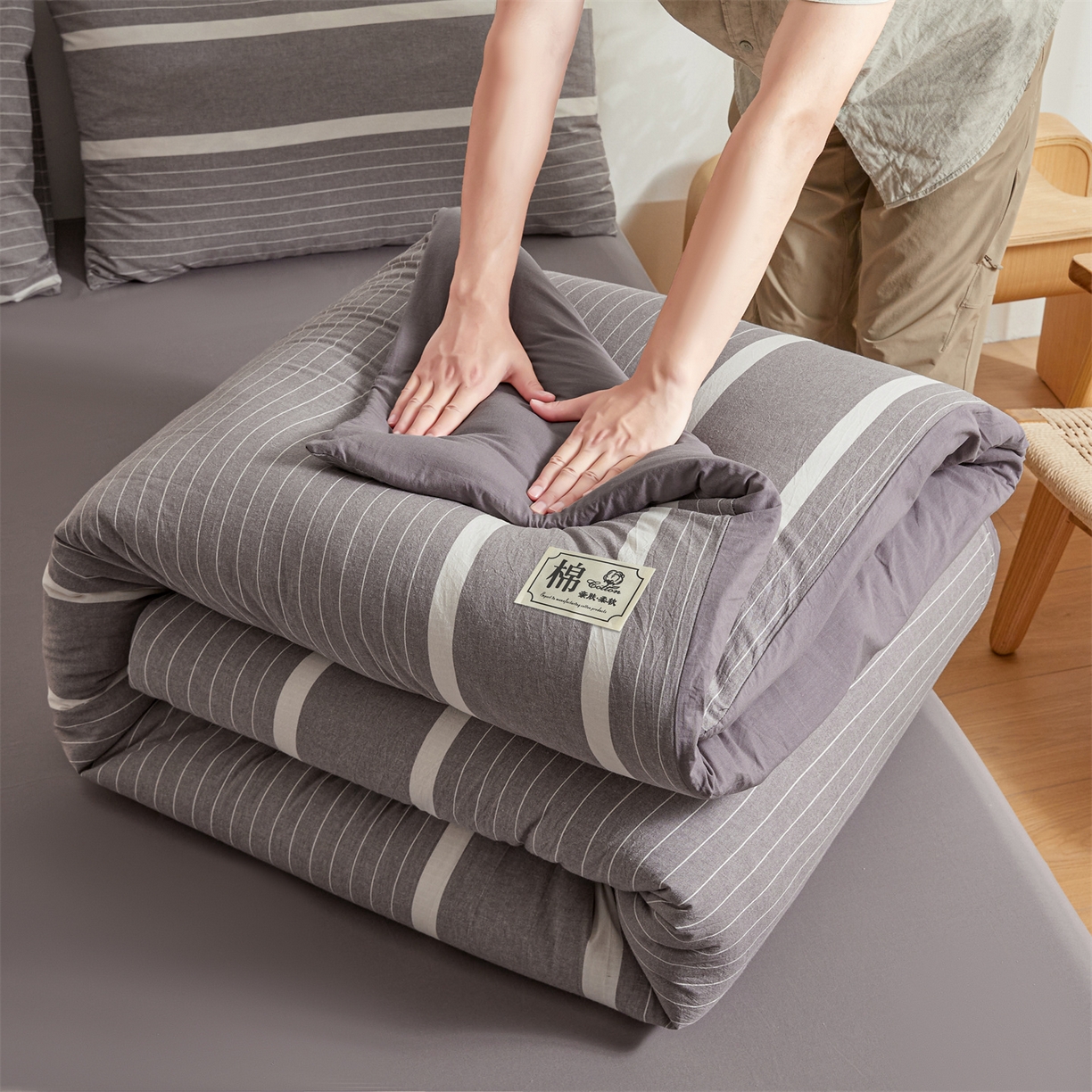 91家纺网 家纺一手货源 找家纺 晓时候 2025新款A类水洗棉可拆洗新疆棉花被冬被春秋被夏被四季被子被芯 灰细条