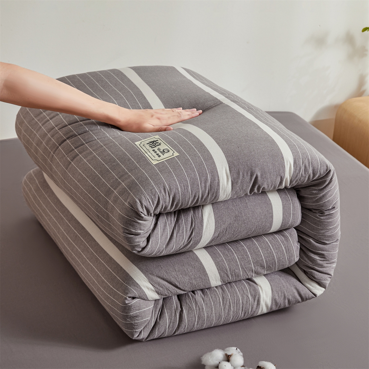 91家纺网 家纺一手货源 找家纺 晓时候 2025新款A类水洗棉可拆洗新疆棉花被冬被春秋被夏被四季被子被芯 灰细条