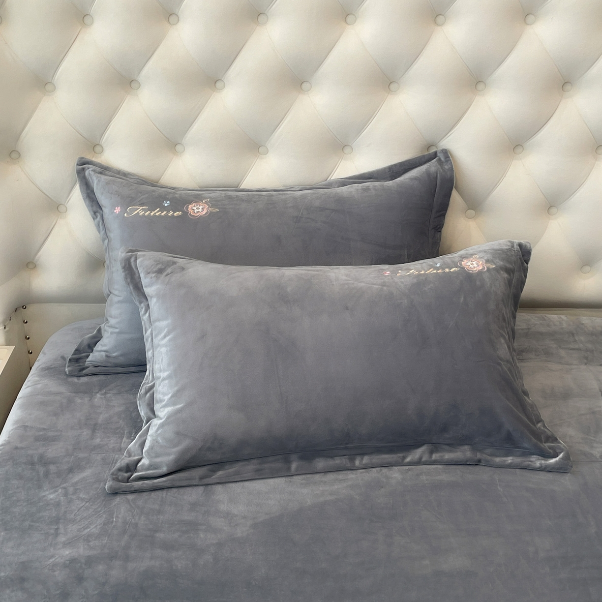 91家纺网 家纺一手货源 找家纺 艺玲家纺 2025新款婴儿绒高端绣花四件套 心动日记-灰色