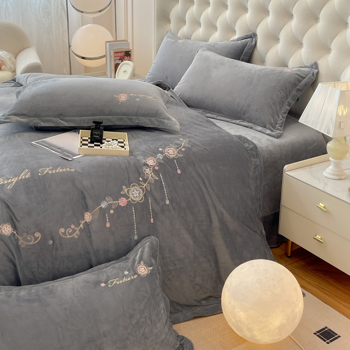 91家纺网 家纺一手货源 找家纺 艺玲家纺 2025新款婴儿绒高端绣花四件套 心动日记-灰色