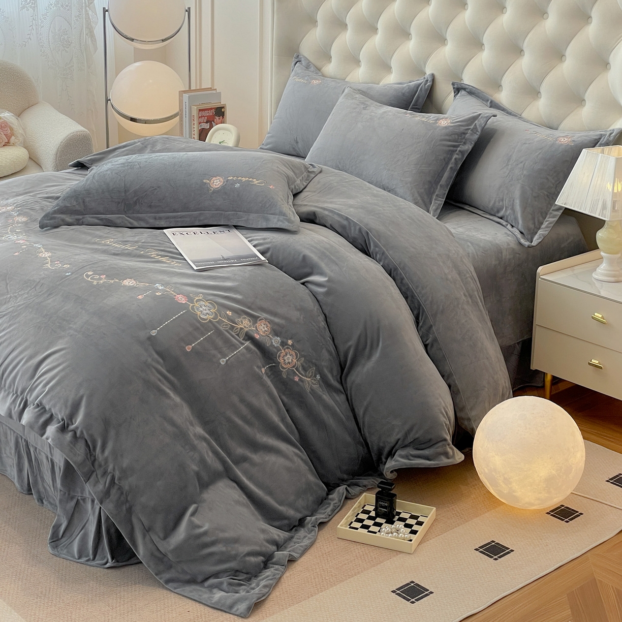 91家纺网 家纺一手货源 找家纺 艺玲家纺 2025新款婴儿绒高端绣花四件套 心动日记-灰色