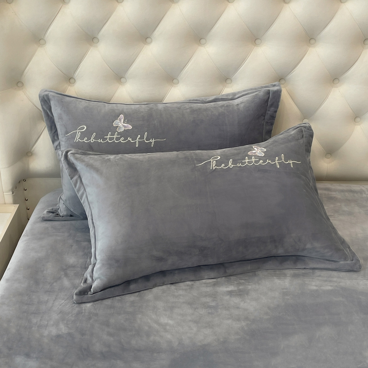 91家纺网 家纺一手货源 找家纺 艺玲家纺 2025新款婴儿绒高端绣花四件套 蝶舞-灰色