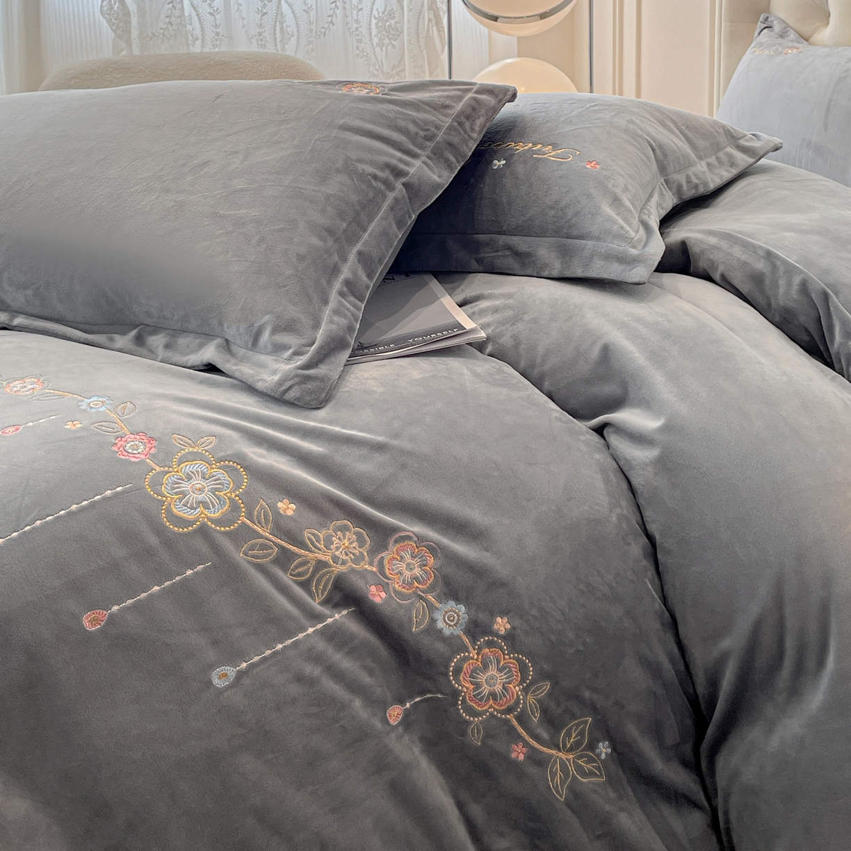 91家纺网 家纺一手货源 找家纺 艺玲家纺 2025新款婴儿绒高端绣花四件套 心动日记-灰色