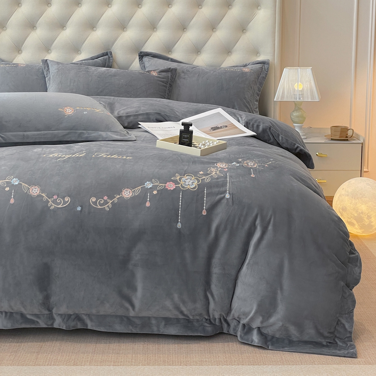 91家纺网 家纺一手货源 找家纺 艺玲家纺 2025新款婴儿绒高端绣花四件套 心动日记-灰色