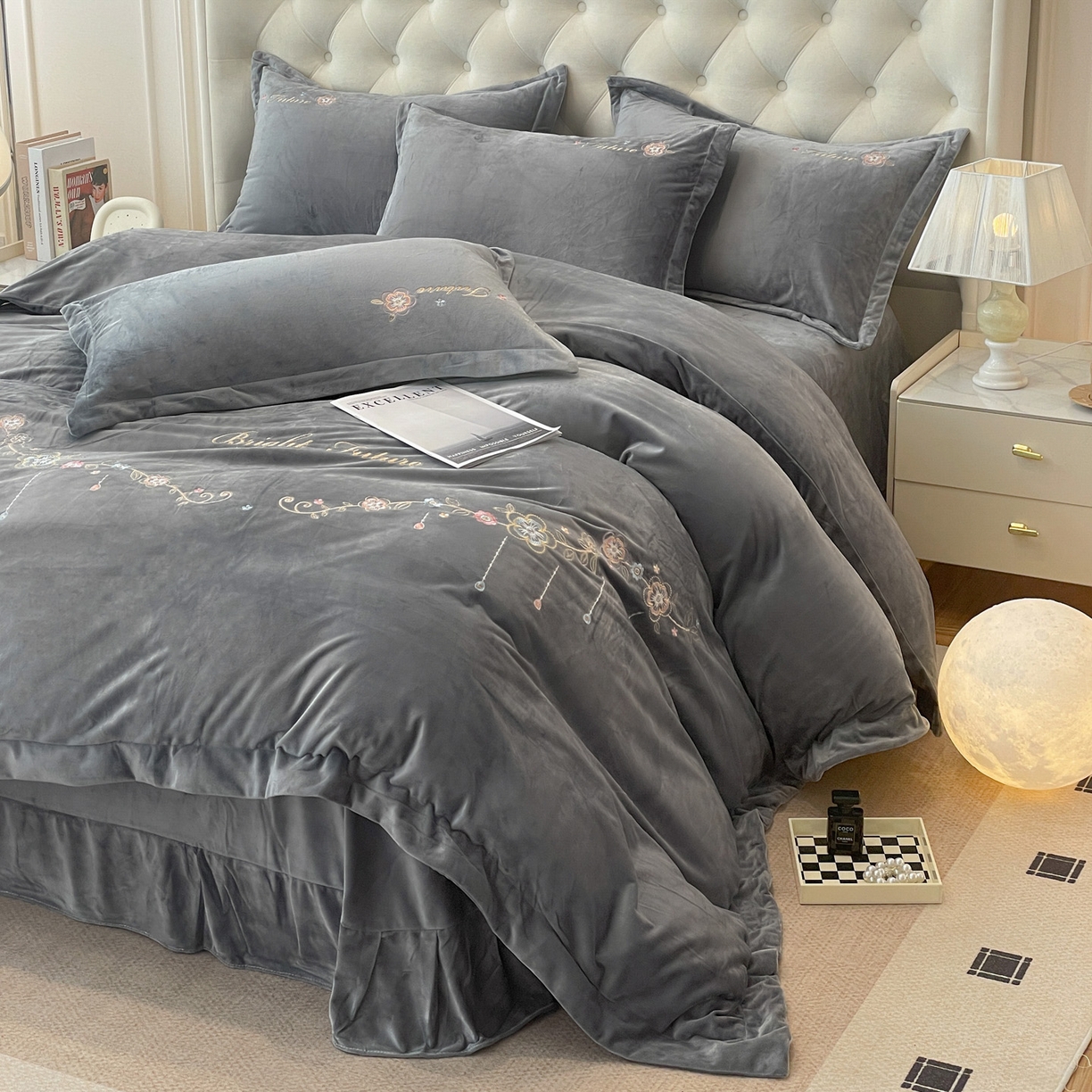 91家纺网 家纺一手货源 找家纺 艺玲家纺 2025新款婴儿绒高端绣花四件套 心动日记-灰色