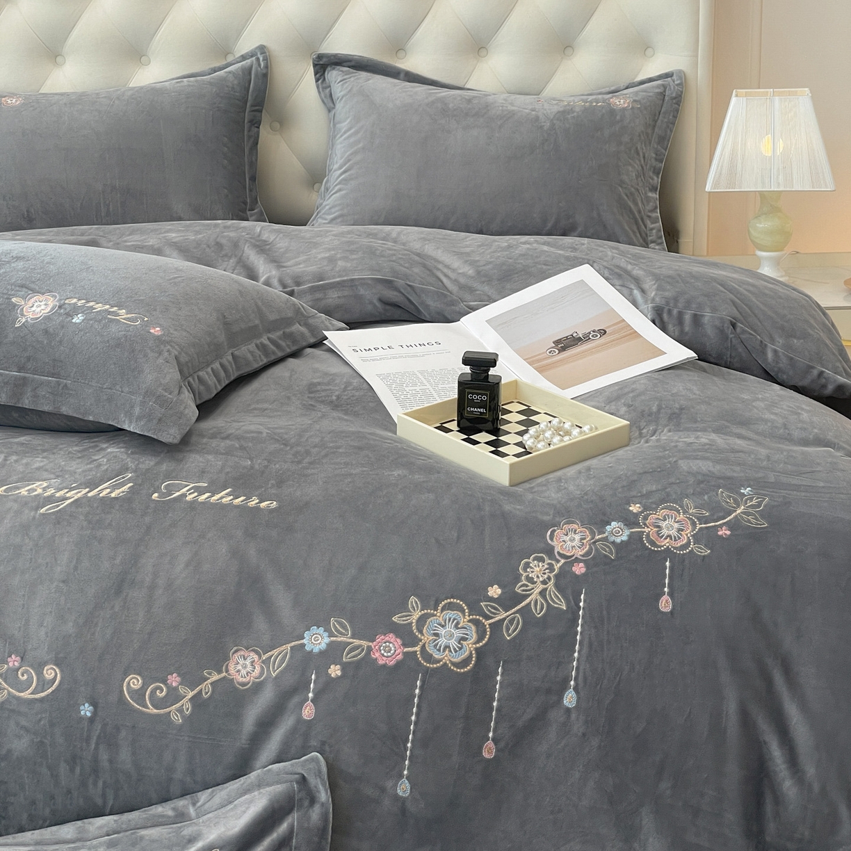 91家纺网 家纺一手货源 找家纺 艺玲家纺 2025新款婴儿绒高端绣花四件套 心动日记-灰色