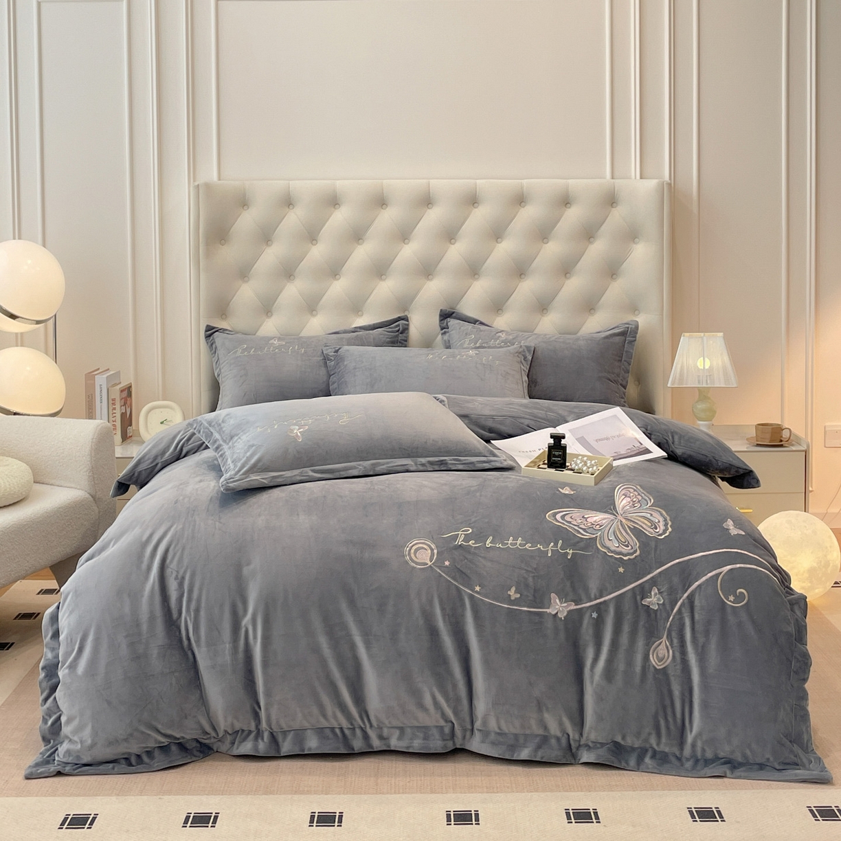 91家纺网 家纺一手货源 找家纺 艺玲家纺 2025新款婴儿绒高端绣花四件套 蝶舞-灰色