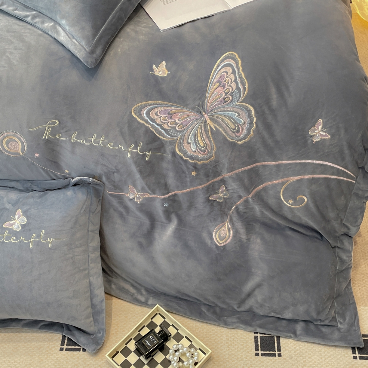 91家纺网 家纺一手货源 找家纺 艺玲家纺 2025新款婴儿绒高端绣花四件套 蝶舞-灰色