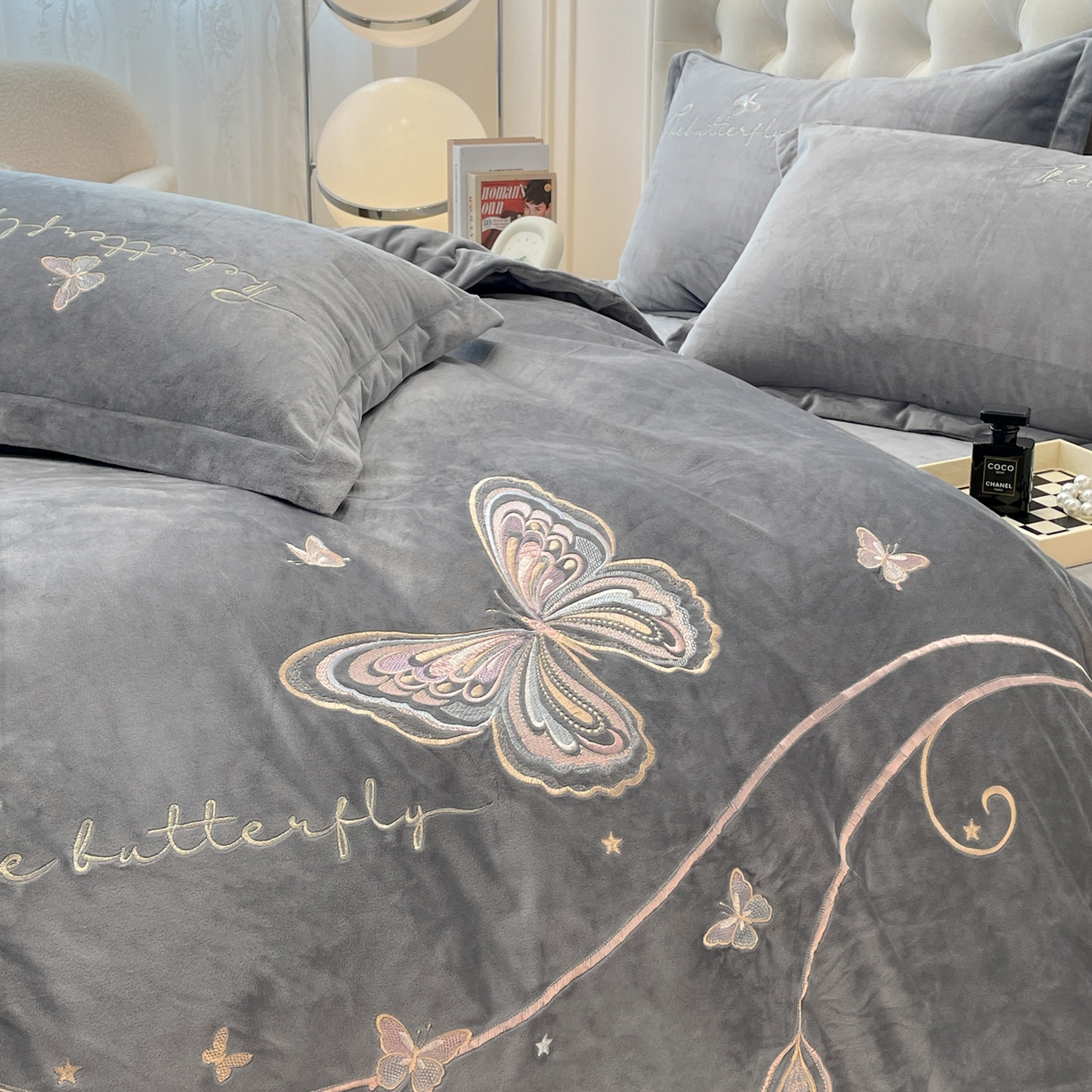 91家纺网 家纺一手货源 找家纺 艺玲家纺 2025新款婴儿绒高端绣花四件套 蝶舞-灰色