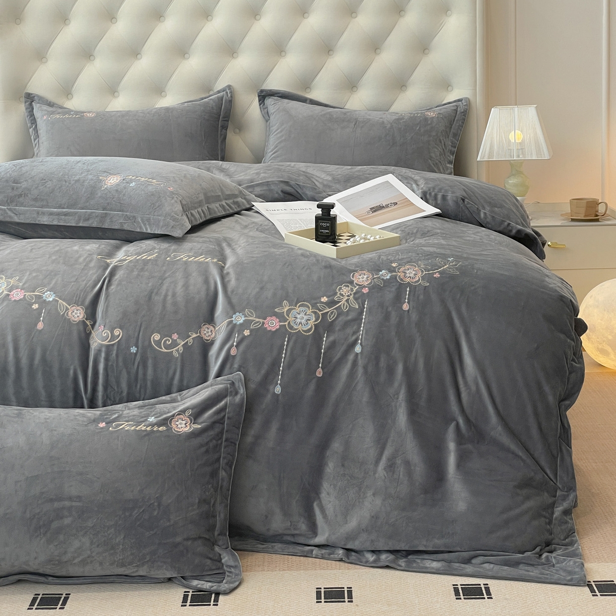 91家纺网 家纺一手货源 找家纺 艺玲家纺 2025新款婴儿绒高端绣花四件套 心动日记-灰色