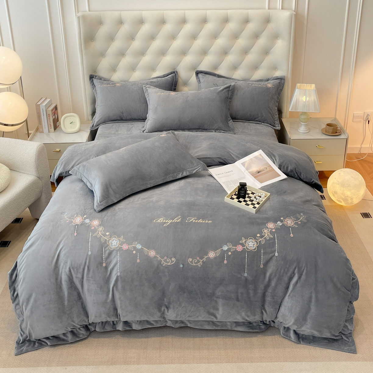 91家纺网 家纺一手货源 找家纺 艺玲家纺 2025新款婴儿绒高端绣花四件套 心动日记-灰色