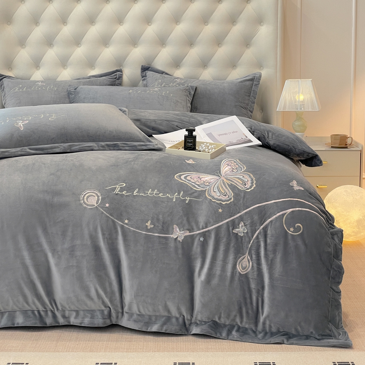 91家纺网 家纺一手货源 找家纺 艺玲家纺 2025新款婴儿绒高端绣花四件套 蝶舞-灰色